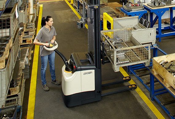 Xe nâng stacker ES 4000